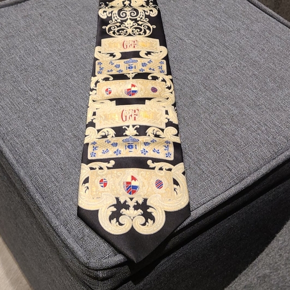 Tie by Gianfranco Ferre 100% silk with intricate logo - Picture 10 of 12